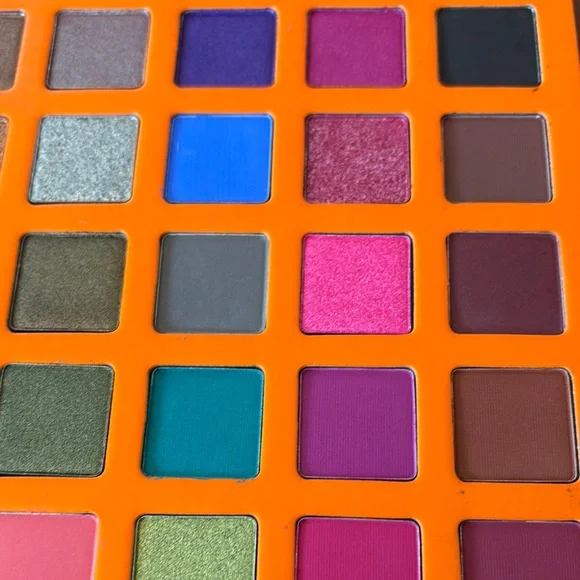 Sassy Jones Maasai Palette with Bold Colors, Makeup Remover Wipes, Lip Liner - Picture 5 of 10